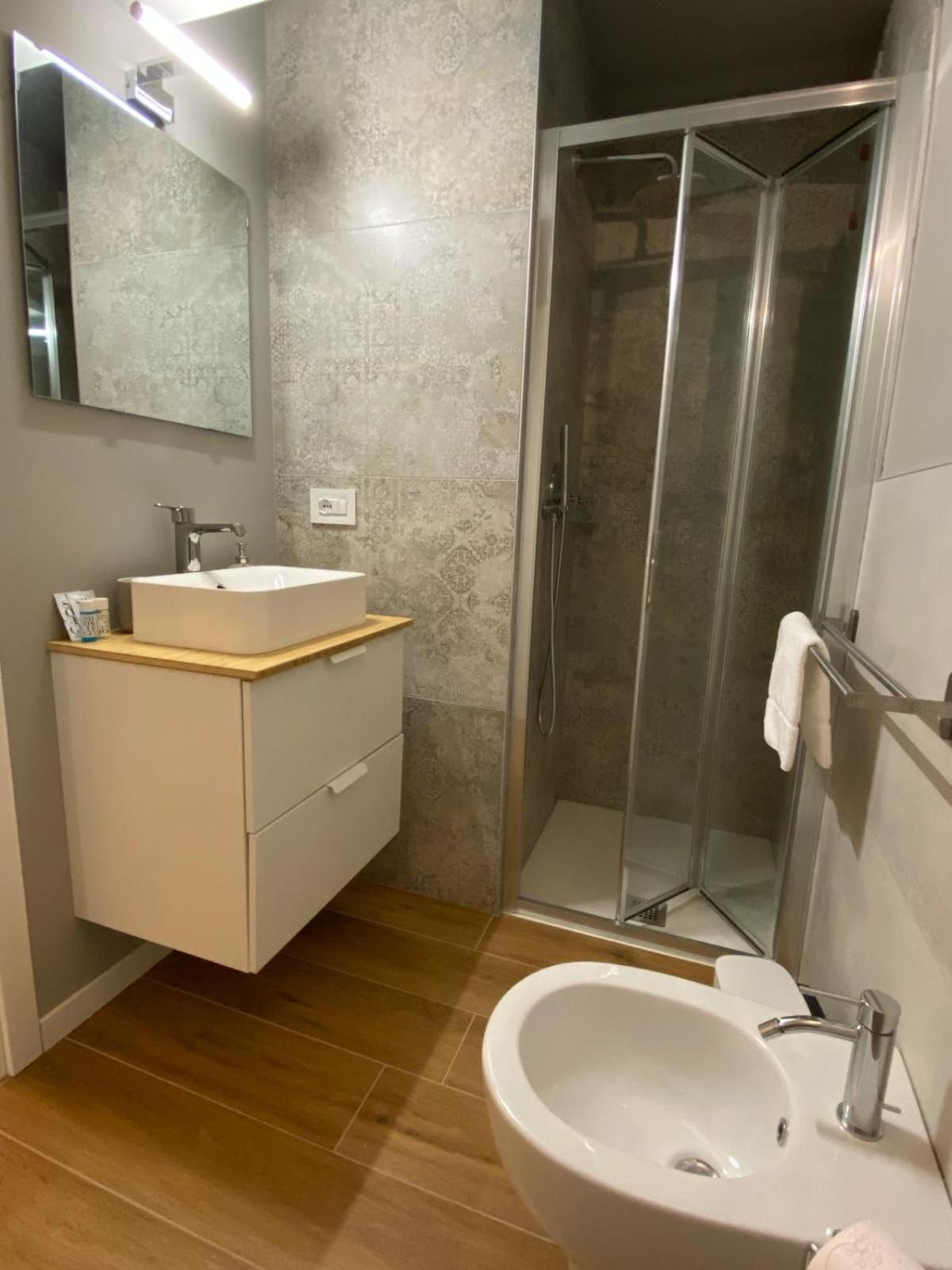Wish Rooms Charme&Relax Bergamo Bagian luar foto