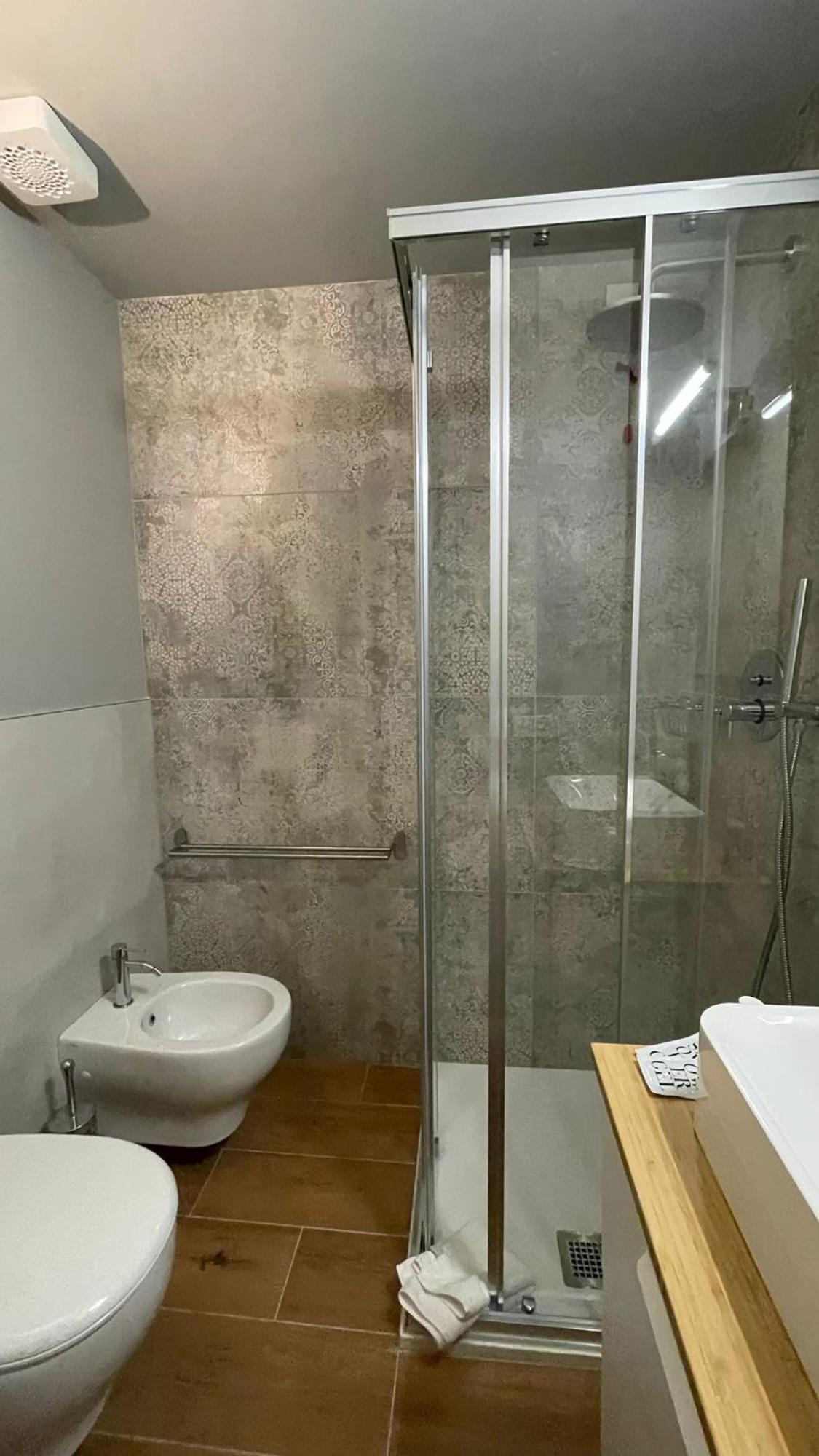 Wish Rooms Charme&Relax Bergamo Bagian luar foto
